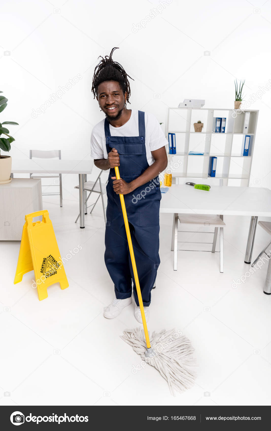 Op de loer liggen Vestiging Armoedig African american cleaner with mop Stock Photo by ©IgorVetushko 165467668