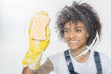 Afro-Amerikan temizleyici temizlik pencere