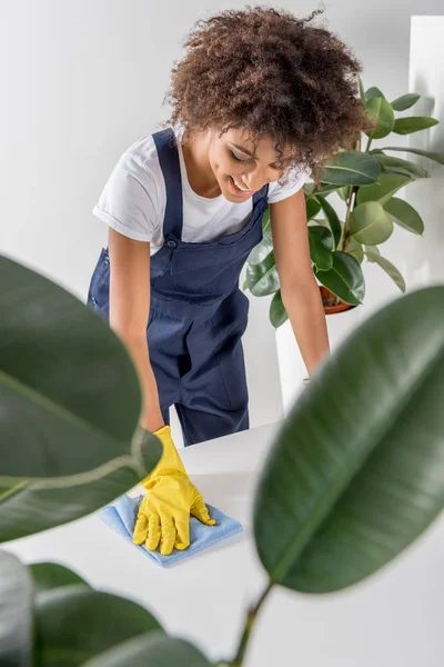 Cleaner wiping table — Stock Photo, Image