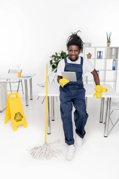 African american cleaner with digital tablet — Stock Photo, Image