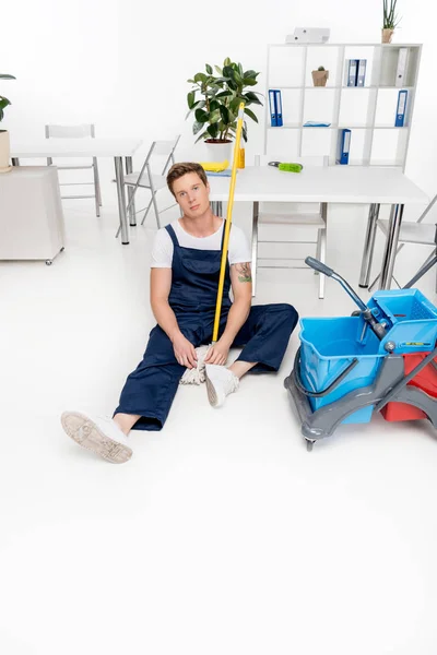 Handsome young cleaner — Free Stock Photo