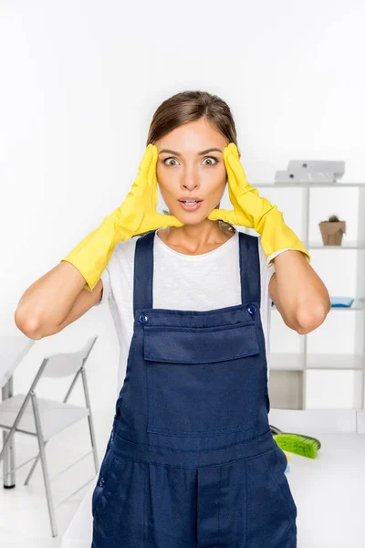 Shocked female cleaner — Stock Photo, Image