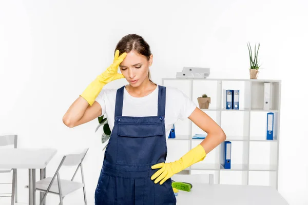 Gestresste junge Putzfrau — Stockfoto