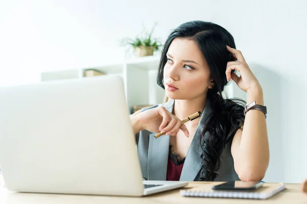 Donna d'affari pensierosa sul posto di lavoro — Foto Stock