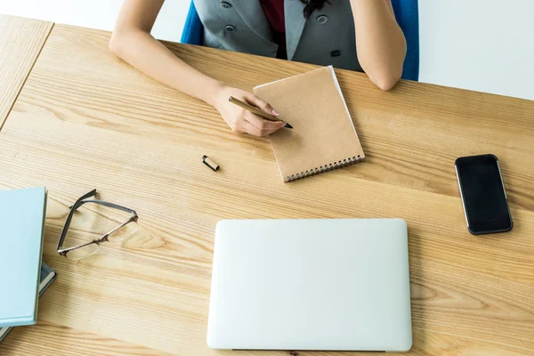 Pengusaha wanita di tempat kerja dengan laptop — Foto Stok Gratis