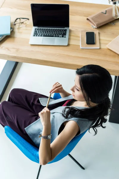 Mujer de negocios descansando en el lugar de trabajo — Foto de stock gratis