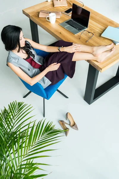 Mujer de negocios descansando en el lugar de trabajo — Foto de stock gratis