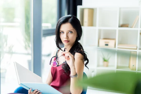 Donna d'affari con libro in ufficio — Foto Stock