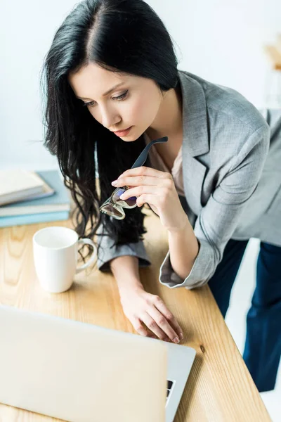 Empresária trabalhando no laptop no escritório — Fotografia de Stock