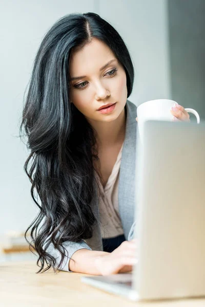 Businesswoman working on laptop in office — Stock Photo, Image