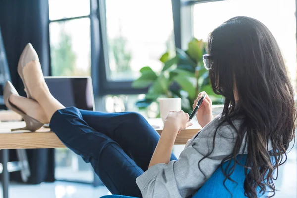 Femme d'affaires sur le lieu de travail avec ordinateur portable — Photo