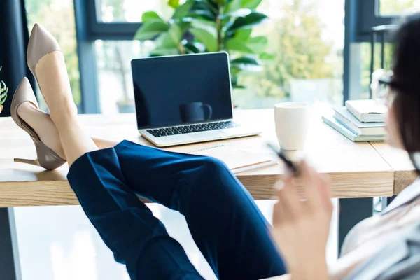 Empresaria en el lugar de trabajo con portátil — Foto de Stock