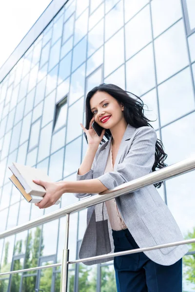 Mujer de negocios hablando en smartphone — Foto de Stock