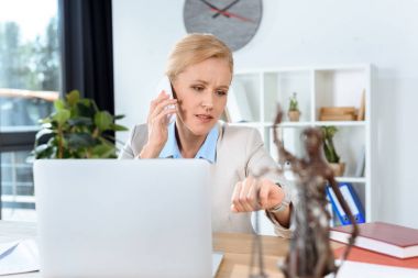 iş kadını telefonla konuşuyor