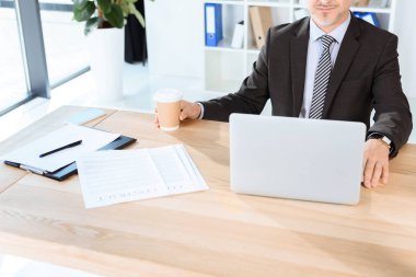 avukat laptop ile çalışma