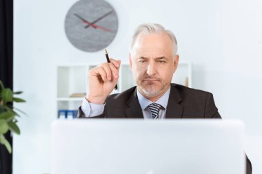 işadamı laptop arıyorum