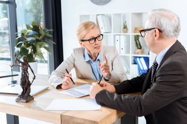 sözleşme tartışırken iş arkadaşları