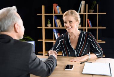 Meslektaşlar el sıkışıyor