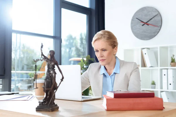 Vrouwelijke advocaat werkt met laptop — Stockfoto