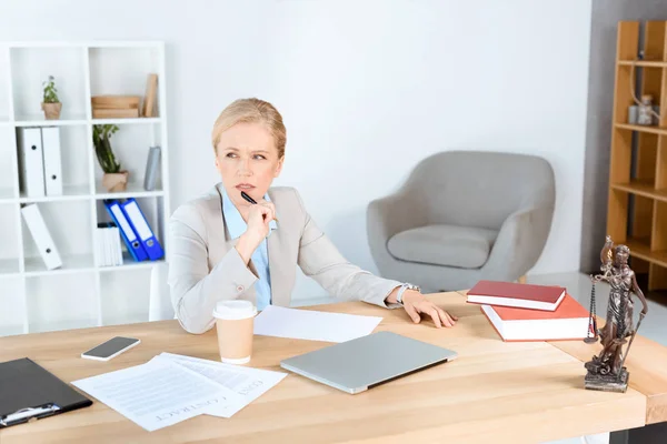 Volwassen zakenvrouw op werkplek — Stockfoto