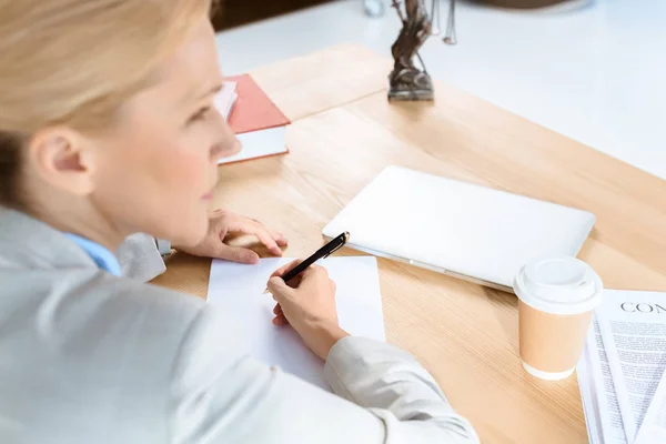 Zakenvrouw schrijven documenten met pen — Stockfoto