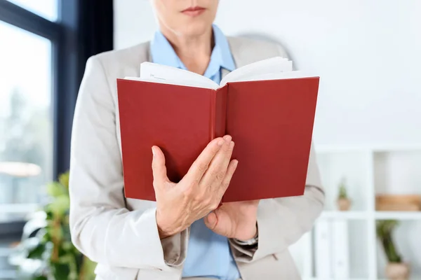 Reading book — Stock Photo, Image