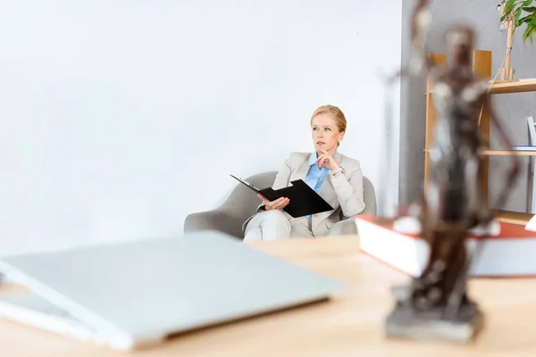 Zakenvrouw met omslag van documenten — Stockfoto