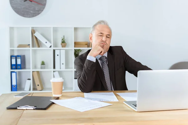 Businessman working with laptop — Free Stock Photo