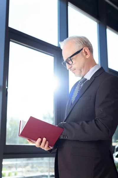 Reading book — Stock Photo, Image