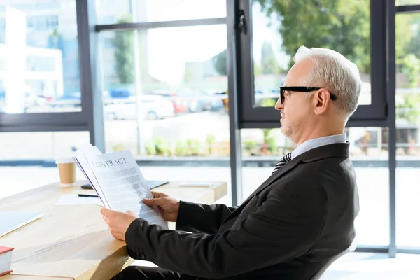 Geschäftsmann liest Dokumente — Stockfoto