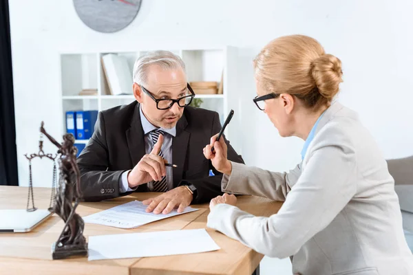 Lawyers discussing contract — Stock Photo, Image
