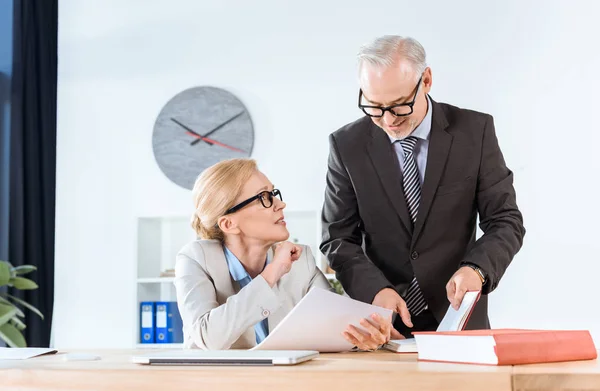 Compañeros de negocios con papeleo — Foto de Stock