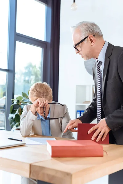 Businessman talking to overworked colleague — Stock Photo, Image