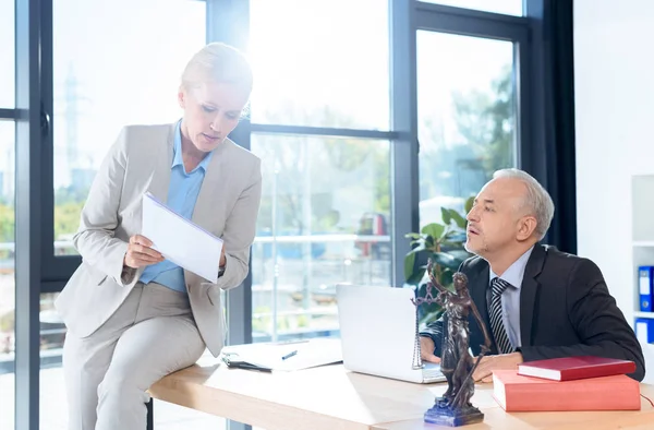 Anwälte diskutieren Pläne — Stockfoto