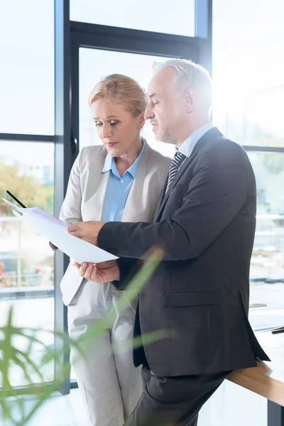 Collega 's die documenten bespreken — Stockfoto