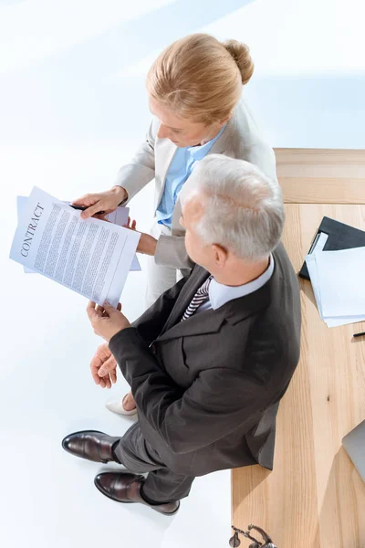 Collega 's die documenten bespreken — Stockfoto