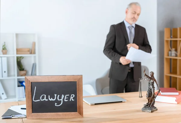 Δικηγόρος στο χώρο εργασίας με το άγαλμα του Θέμης — Φωτογραφία Αρχείου