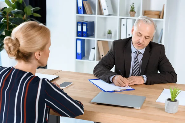 işadamı kadın ile sözleşme yazıyor