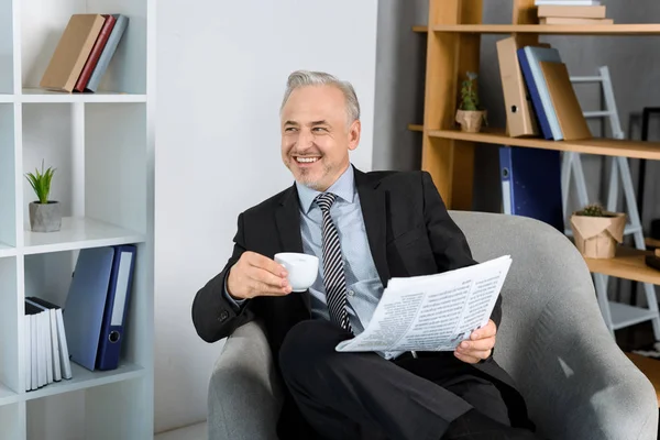 Homme d'affaires dans le fauteuil boire du café — Photo