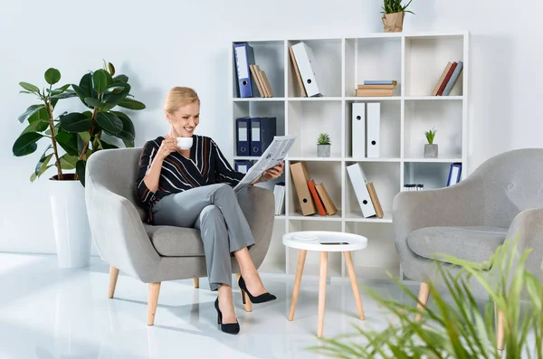 kahve içme ve gazete okuma iş kadını