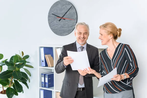 Belgeleri tartışan meslektaşlar