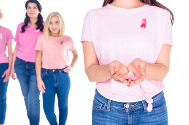 Kadın holding pembe kurdele
