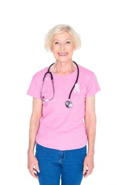 pembe kurdele ve stetoskop ile üst düzey kadın