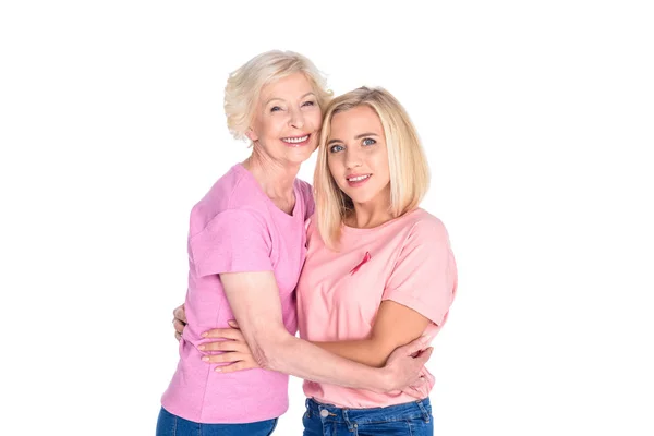 Ženy v růžové trička objímání — Stock fotografie