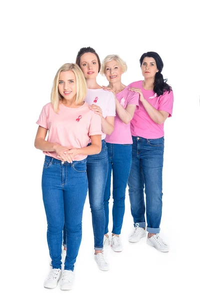 Vrouwen in roze t-shirts met linten — Stockfoto