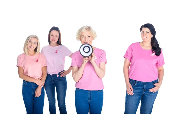 Женщины в розовых футболках с мегафоном — стоковое фото