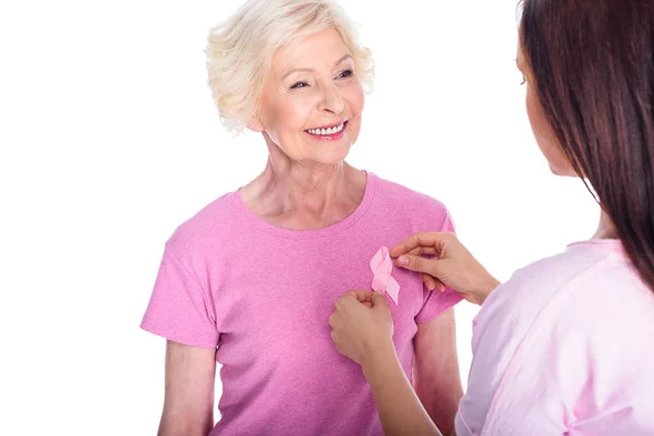स्तन कर्करोग जागरूकता रिबन असलेल्या महिला — स्टॉक फोटो, इमेज