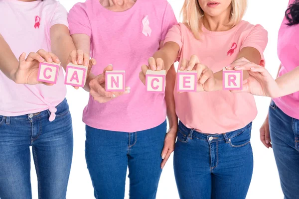 Mulheres em camisetas rosa com inscrição de câncer — Fotografia de Stock