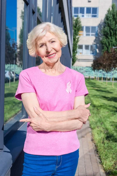 Mulher sênior em camiseta rosa — Fotografia de Stock