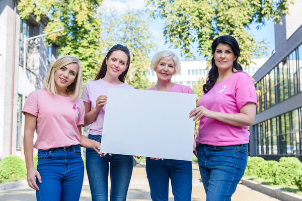 Женщины с чистым баннером
